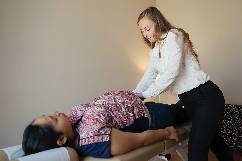 Quiropráctica ajustando mujer embarazada