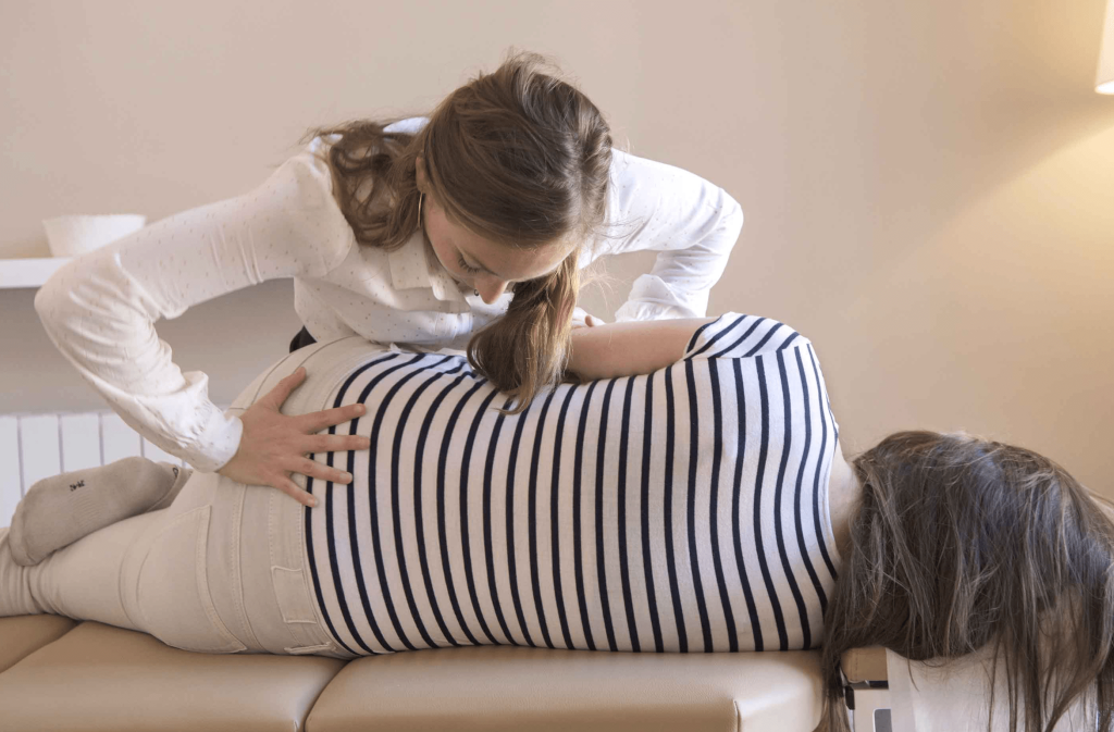 Quiropráctica ajustando la pelvis de una mujer